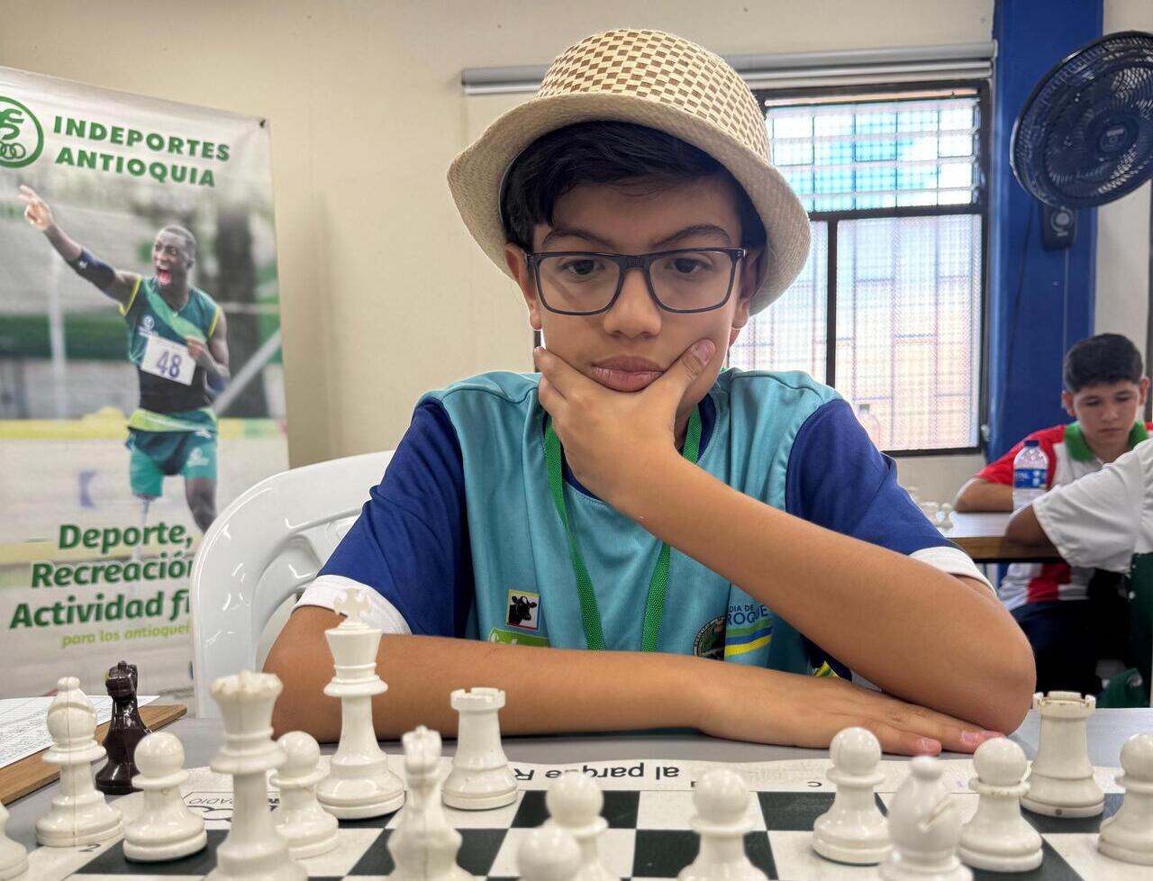 Un sombrero, un tablero y un sueño: la historia de José Miguel Quintero en los Juegos Intercolegiados en Amalfi